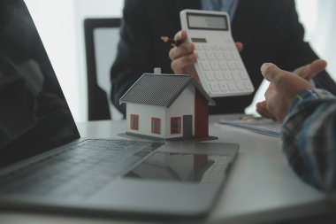 Emlakçı ve müşteri ev, sigorta ya da emlak satın almak için sözleşme imzalarlar. Ev kiralarlar, sigorta yaptırırlar, emlak veya emlak kredisi alırlar..