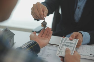 Emlakçı ve müşteri ev, sigorta ya da emlak satın almak için sözleşme imzalarlar. Ev kiralarlar, sigorta yaptırırlar, emlak veya emlak kredisi alırlar..