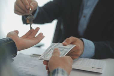 Emlakçı ve müşteri ev, sigorta ya da emlak satın almak için sözleşme imzalarlar. Ev kiralarlar, sigorta yaptırırlar, emlak veya emlak kredisi alırlar..