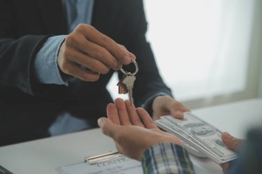 Emlakçı ve müşteri ev, sigorta ya da emlak satın almak için sözleşme imzalarlar. Ev kiralarlar, sigorta yaptırırlar, emlak veya emlak kredisi alırlar..