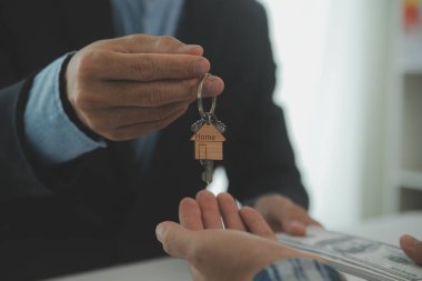 Emlakçı ve müşteri ev, sigorta ya da emlak satın almak için sözleşme imzalarlar. Ev kiralarlar, sigorta yaptırırlar, emlak veya emlak kredisi alırlar..