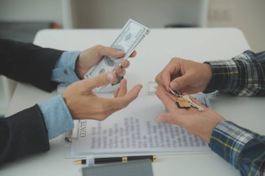 Emlakçı ve müşteri ev, sigorta ya da emlak satın almak için sözleşme imzalarlar. Ev kiralarlar, sigorta yaptırırlar, emlak veya emlak kredisi alırlar..