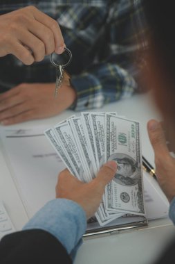 Emlakçı ve müşteri ev, sigorta ya da emlak satın almak için sözleşme imzalarlar. Ev kiralarlar, sigorta yaptırırlar, emlak veya emlak kredisi alırlar..