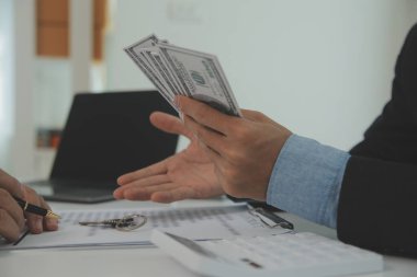 Emlakçı ve müşteri ev, sigorta ya da emlak satın almak için sözleşme imzalarlar. Ev kiralarlar, sigorta yaptırırlar, emlak veya emlak kredisi alırlar..