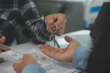 Emlakçı ve müşteri ev, sigorta ya da emlak satın almak için sözleşme imzalarlar. Ev kiralarlar, sigorta yaptırırlar, emlak veya emlak kredisi alırlar..
