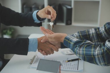 Emlakçı ve müşteri ev, sigorta ya da emlak satın almak için sözleşme imzalarlar. Ev kiralarlar, sigorta yaptırırlar, emlak veya emlak kredisi alırlar..