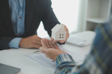 Emlakçı ve müşteri ev, sigorta ya da emlak satın almak için sözleşme imzalarlar. Ev kiralarlar, sigorta yaptırırlar, emlak veya emlak kredisi alırlar..