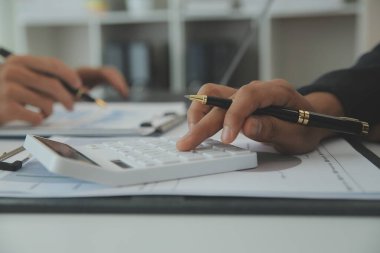 İş adamlarından oluşan bir ekip, pazarlama planı, piyasa araştırma raporları ve gelir istatistikleri, Mali ve Muhasebe kavramının verilerini analiz etmek üzere toplanıyor..