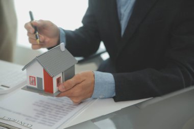 Emlakçı ve müşteri ev, sigorta ya da emlak satın almak için sözleşme imzalarlar. Ev kiralarlar, sigorta yaptırırlar, emlak veya emlak kredisi alırlar..
