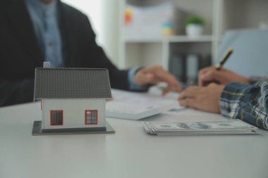 Emlakçı ve müşteri ev, sigorta ya da emlak satın almak için sözleşme imzalarlar. Ev kiralarlar, sigorta yaptırırlar, emlak veya emlak kredisi alırlar..