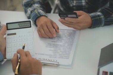 Emlakçı ve müşteri ev, sigorta ya da emlak satın almak için sözleşme imzalarlar. Ev kiralarlar, sigorta yaptırırlar, emlak veya emlak kredisi alırlar..