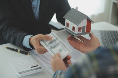 Emlakçı ve müşteri ev, sigorta ya da emlak satın almak için sözleşme imzalarlar. Ev kiralarlar, sigorta yaptırırlar, emlak veya emlak kredisi alırlar..