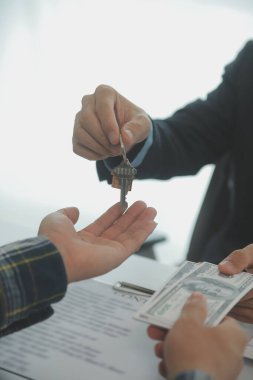 Emlakçı ve müşteri ev, sigorta ya da emlak satın almak için sözleşme imzalarlar. Ev kiralarlar, sigorta yaptırırlar, emlak veya emlak kredisi alırlar..