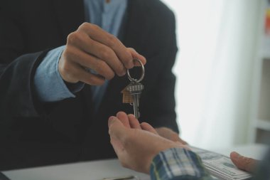 Emlakçı ve müşteri ev, sigorta ya da emlak satın almak için sözleşme imzalarlar. Ev kiralarlar, sigorta yaptırırlar, emlak veya emlak kredisi alırlar..