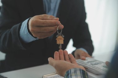 Emlakçı ve müşteri ev, sigorta ya da emlak satın almak için sözleşme imzalarlar. Ev kiralarlar, sigorta yaptırırlar, emlak veya emlak kredisi alırlar..