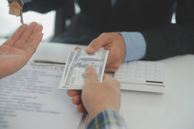 Emlakçı ve müşteri ev, sigorta ya da emlak satın almak için sözleşme imzalarlar. Ev kiralarlar, sigorta yaptırırlar, emlak veya emlak kredisi alırlar..