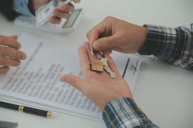 Emlakçı ve müşteri ev, sigorta ya da emlak satın almak için sözleşme imzalarlar. Ev kiralarlar, sigorta yaptırırlar, emlak veya emlak kredisi alırlar..