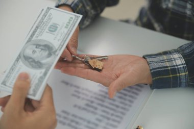 Emlakçı ve müşteri ev, sigorta ya da emlak satın almak için sözleşme imzalarlar. Ev kiralarlar, sigorta yaptırırlar, emlak veya emlak kredisi alırlar..