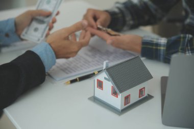 Emlakçı ve müşteri ev, sigorta ya da emlak satın almak için sözleşme imzalarlar. Ev kiralarlar, sigorta yaptırırlar, emlak veya emlak kredisi alırlar..