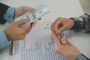 Emlakçı ve müşteri ev, sigorta ya da emlak satın almak için sözleşme imzalarlar. Ev kiralarlar, sigorta yaptırırlar, emlak veya emlak kredisi alırlar..