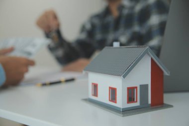 Emlakçı ve müşteri ev, sigorta ya da emlak satın almak için sözleşme imzalarlar. Ev kiralarlar, sigorta yaptırırlar, emlak veya emlak kredisi alırlar..