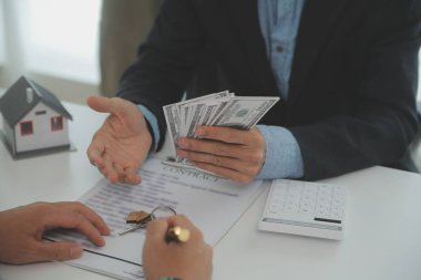 Emlakçı ve müşteri ev, sigorta ya da emlak satın almak için sözleşme imzalarlar. Ev kiralarlar, sigorta yaptırırlar, emlak veya emlak kredisi alırlar..