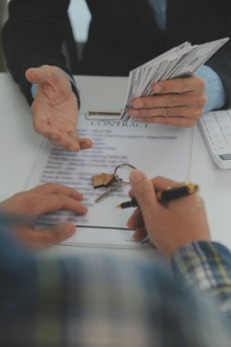 Emlakçı ve müşteri ev, sigorta ya da emlak satın almak için sözleşme imzalarlar. Ev kiralarlar, sigorta yaptırırlar, emlak veya emlak kredisi alırlar..