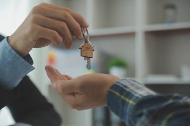 Emlakçı ve müşteri ev, sigorta ya da emlak satın almak için sözleşme imzalarlar. Ev kiralarlar, sigorta yaptırırlar, emlak veya emlak kredisi alırlar..