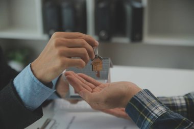 Emlakçı ve müşteri ev, sigorta ya da emlak satın almak için sözleşme imzalarlar. Ev kiralarlar, sigorta yaptırırlar, emlak veya emlak kredisi alırlar..