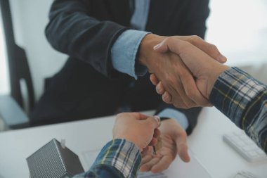 Emlakçı ve müşteri ev, sigorta ya da emlak satın almak için sözleşme imzalarlar. Ev kiralarlar, sigorta yaptırırlar, emlak veya emlak kredisi alırlar..