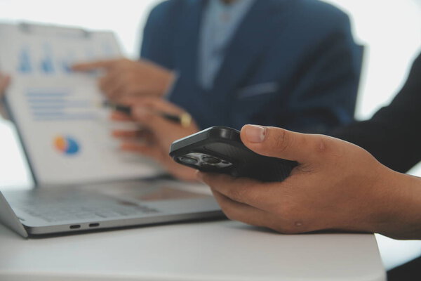 Команда деловых людей собирается для анализа данных по маркетинговому плану, отчетам по исследованиям рынка и статистике доходов, концепции финансового и бухгалтерского учета.