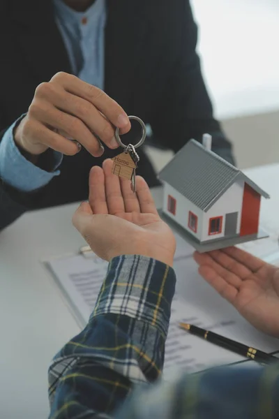 Fastighetsmäklare Och Kund Underteckna Avtal Att Köpa Hus Försäkring Eller — Stockfoto