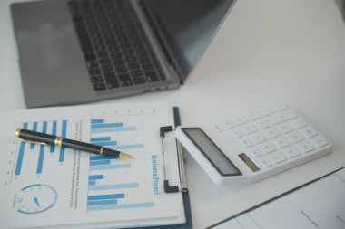 İş adamlarından oluşan bir ekip, pazarlama planı, piyasa araştırma raporları ve gelir istatistikleri, Mali ve Muhasebe kavramının verilerini analiz etmek üzere toplanıyor..