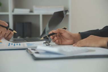 İş adamlarından oluşan bir ekip, pazarlama planı, piyasa araştırma raporları ve gelir istatistikleri, Mali ve Muhasebe kavramının verilerini analiz etmek üzere toplanıyor..