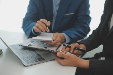 İş adamlarından oluşan bir ekip, pazarlama planı, piyasa araştırma raporları ve gelir istatistikleri, Mali ve Muhasebe kavramının verilerini analiz etmek üzere toplanıyor..