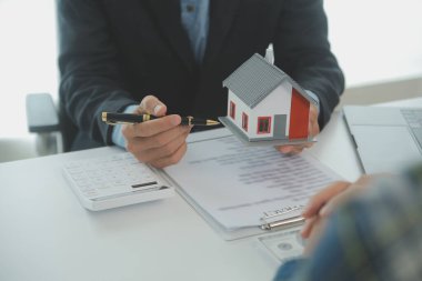 Emlakçı ve müşteri ev, sigorta ya da emlak satın almak için sözleşme imzalarlar. Ev kiralarlar, sigorta yaptırırlar, emlak veya emlak kredisi alırlar..