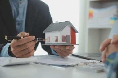 Emlakçı ve müşteri ev, sigorta ya da emlak satın almak için sözleşme imzalarlar. Ev kiralarlar, sigorta yaptırırlar, emlak veya emlak kredisi alırlar..