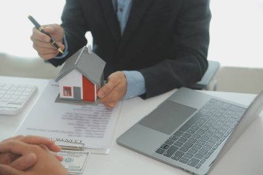 Emlakçı ve müşteri ev, sigorta ya da emlak satın almak için sözleşme imzalarlar. Ev kiralarlar, sigorta yaptırırlar, emlak veya emlak kredisi alırlar..