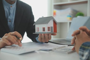 Emlakçı ve müşteri ev, sigorta ya da emlak satın almak için sözleşme imzalarlar. Ev kiralarlar, sigorta yaptırırlar, emlak veya emlak kredisi alırlar..