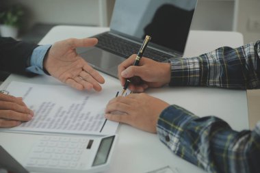 Emlakçı ve müşteri ev, sigorta ya da emlak satın almak için sözleşme imzalarlar. Ev kiralarlar, sigorta yaptırırlar, emlak veya emlak kredisi alırlar..