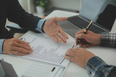 Emlakçı ve müşteri ev, sigorta ya da emlak satın almak için sözleşme imzalarlar. Ev kiralarlar, sigorta yaptırırlar, emlak veya emlak kredisi alırlar..