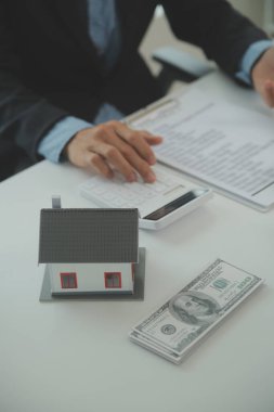 Emlakçı ve müşteri ev, sigorta ya da emlak satın almak için sözleşme imzalarlar. Ev kiralarlar, sigorta yaptırırlar, emlak veya emlak kredisi alırlar..