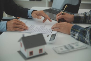 Emlakçı ve müşteri ev, sigorta ya da emlak satın almak için sözleşme imzalarlar. Ev kiralarlar, sigorta yaptırırlar, emlak veya emlak kredisi alırlar..