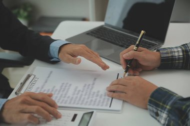 Emlakçı ve müşteri ev, sigorta ya da emlak satın almak için sözleşme imzalarlar. Ev kiralarlar, sigorta yaptırırlar, emlak veya emlak kredisi alırlar..