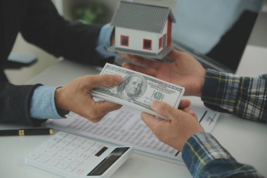 Emlakçı ve müşteri ev, sigorta ya da emlak satın almak için sözleşme imzalarlar. Ev kiralarlar, sigorta yaptırırlar, emlak veya emlak kredisi alırlar..
