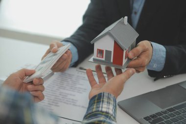 Emlakçı ve müşteri ev, sigorta ya da emlak satın almak için sözleşme imzalarlar. Ev kiralarlar, sigorta yaptırırlar, emlak veya emlak kredisi alırlar..