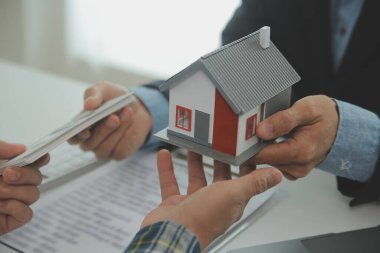 Emlakçı ve müşteri ev, sigorta ya da emlak satın almak için sözleşme imzalarlar. Ev kiralarlar, sigorta yaptırırlar, emlak veya emlak kredisi alırlar..