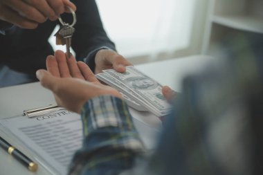Emlakçı ve müşteri ev, sigorta ya da emlak satın almak için sözleşme imzalarlar. Ev kiralarlar, sigorta yaptırırlar, emlak veya emlak kredisi alırlar..
