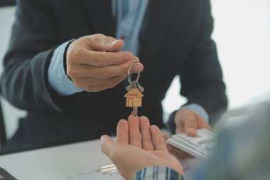 Emlakçı ve müşteri ev, sigorta ya da emlak satın almak için sözleşme imzalarlar. Ev kiralarlar, sigorta yaptırırlar, emlak veya emlak kredisi alırlar..