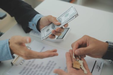 Emlakçı ve müşteri ev, sigorta ya da emlak satın almak için sözleşme imzalarlar. Ev kiralarlar, sigorta yaptırırlar, emlak veya emlak kredisi alırlar..